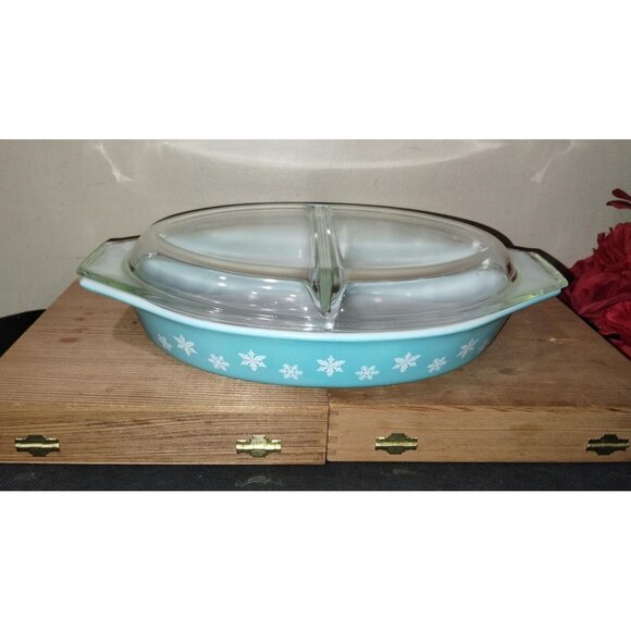 Vintage PYREX Turquoise Snowflake Divided Casserole Dish with Lid, 1 1/2 Qt - Fr - Picture 1 of 9